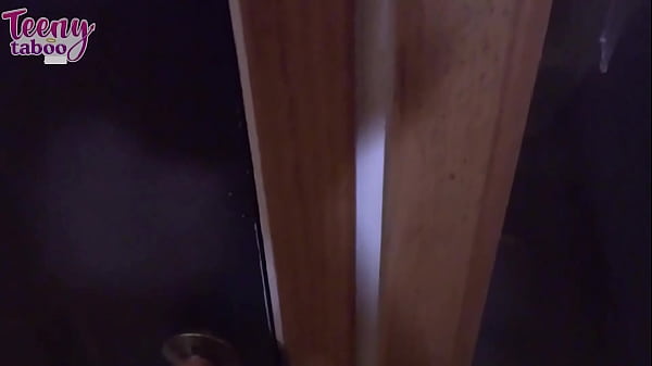 Sul letto, la puttana troia si succhia la vagina del cazzo puttanale del coach!