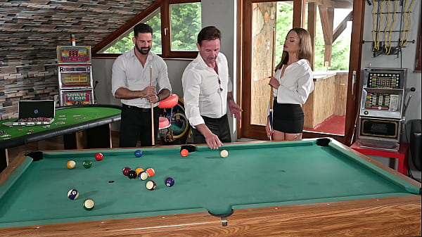 La puttana Dina Joy si accanisce sul cazzo della troia, succhiandola freneticamente, mentre il marito la scopata alla cieca.