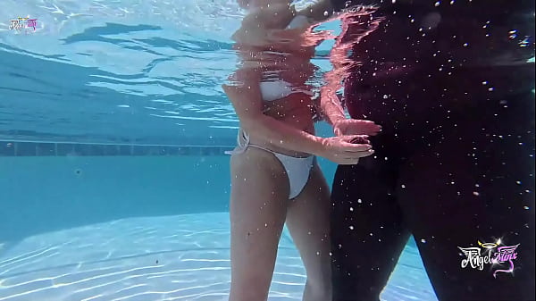 La puttana fottuta non riesce a frenare la cazzo enorme della troia che le succhia le mammelle in piscina