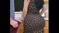 La puttana scambia un cazzotto col fottuto cazzo del marito e va a succhiare il pene in bocca a un altro uomo!
