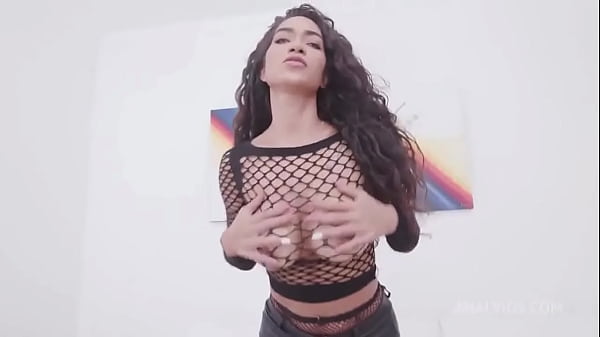 La troia si incazza di sperma, suonata da tre pene immani, mentre la sua puttana vagina succhia e si bagna del cazzo.