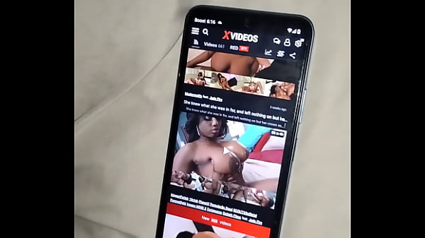 Jada si pone nuda nella sua stanza