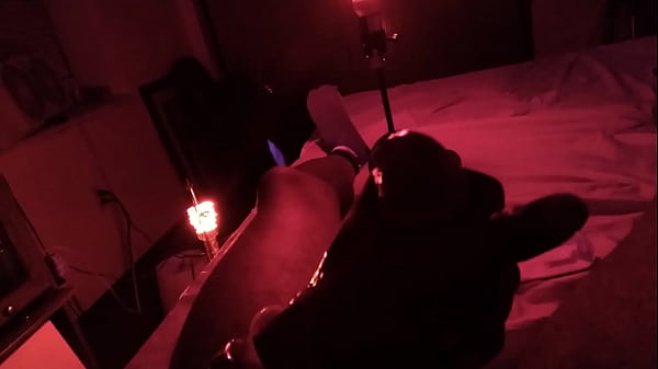 Bionda che fa una sega in camera al chiaro di luna