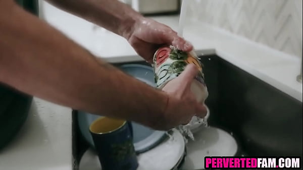 Matrigna in cucina che gliela fa dopo le pulizie