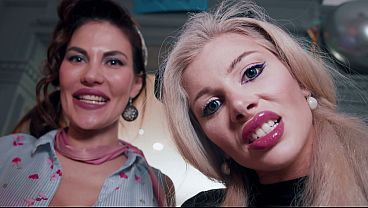 Bollente festa di compleanno: Brittany Bardot rockabilly con due donne arrapate a letto