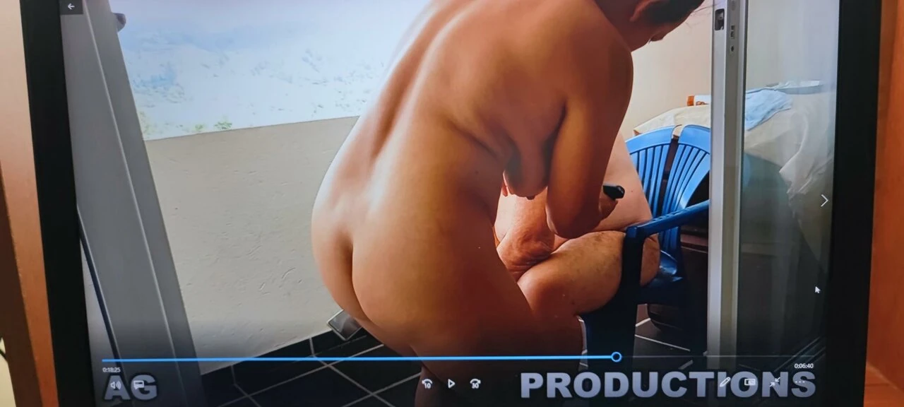 Lupo nudo si masturba in bagno: video 4K depilato maschio