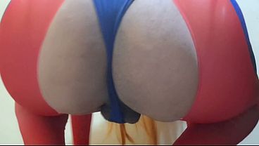 Donna trans con culone in cosplay di Asuka che se la fa in анал con un vibratore viola