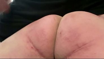 Immagine esplicita: Piedi in posa per una foto hot in interni desconocuti su LupoPorn