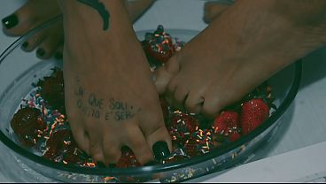 Voglio che la tua lingua si stanchi a pulire i miei piedi sporchi