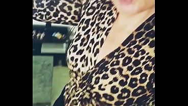 MILF arrapata si mostra allo specchio
