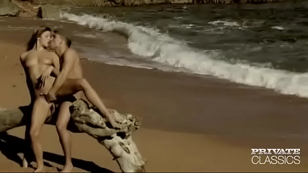 Monika Sweetheart e Private Ribas sulla spiaggia