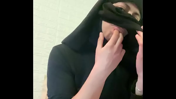 Casalinga araba con il niqab si fa riprendere in un video amatoriale