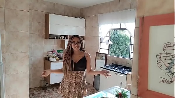 Casalinga gnocca in cucina coi pantaloni a leopardo